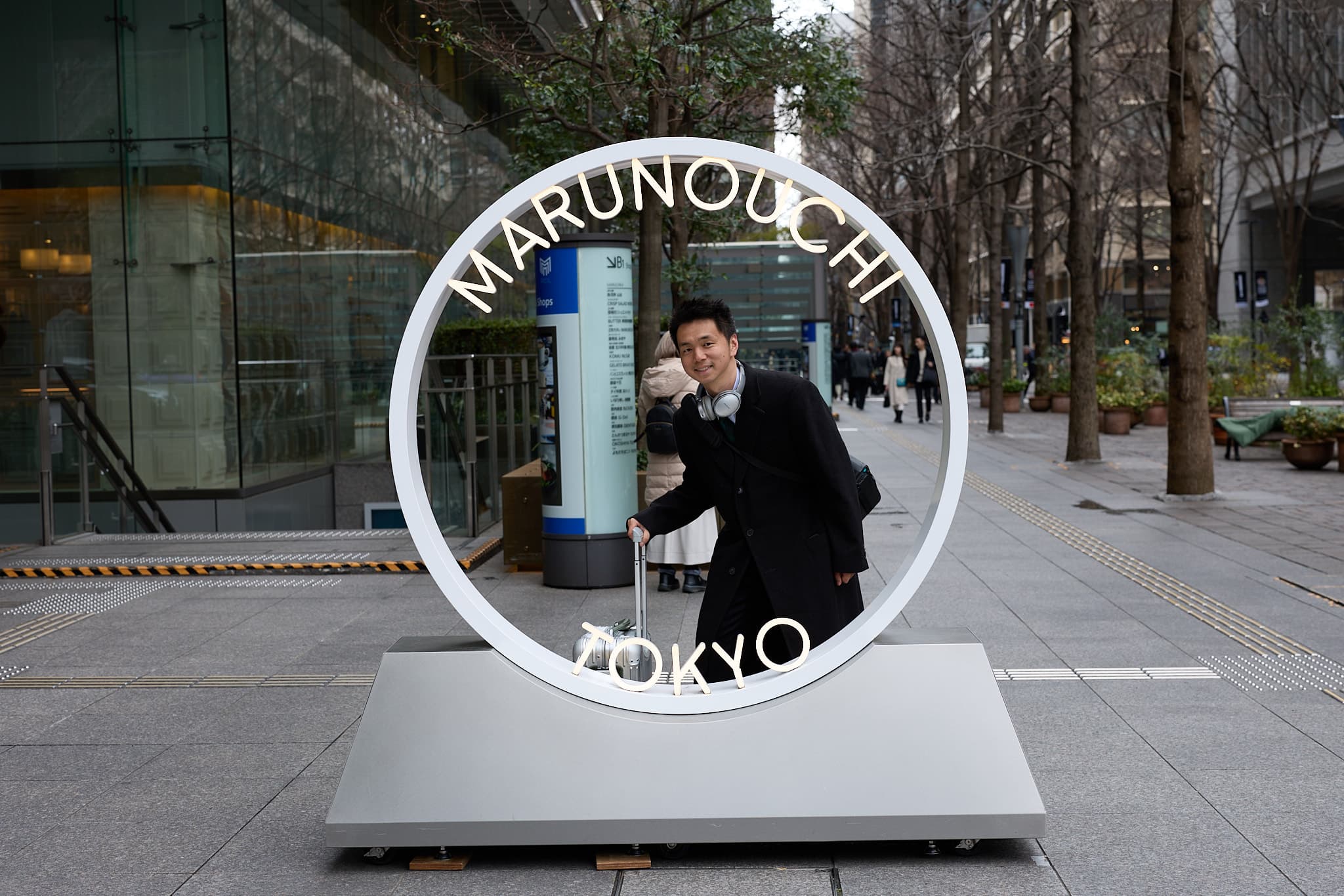 MARUNOUCHI TOKYO オブジェの中、写真撮影中